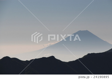 雲海に浮かぶ富士山のシルエット 24190895