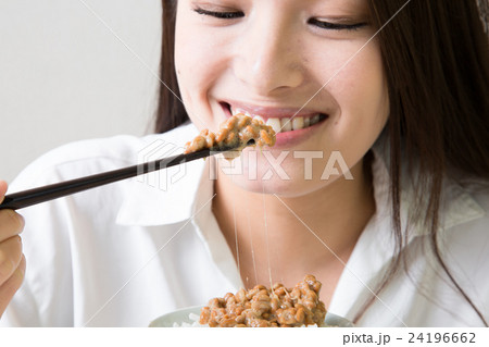 納豆ごはんを食べる笑顔の女性 24196662