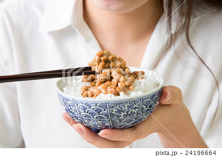 納豆ごはんを食べる女性 24196664