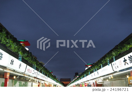 夜の浅草寺と仲見世 24196721