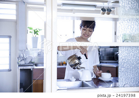 キッチン　女性　ポートレート　 24197398