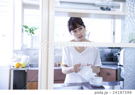 キッチン　女性　ポートレート　 24197399