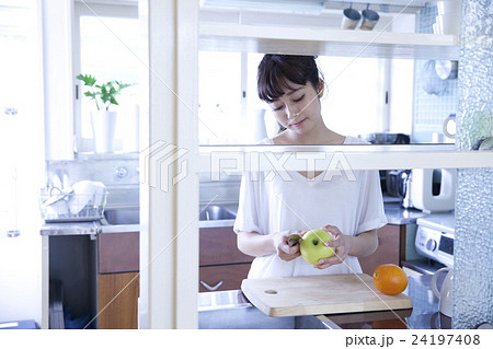 キッチン　女性　ポートレート　 24197408