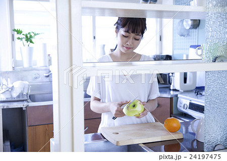 キッチン　女性　ポートレート　 24197475