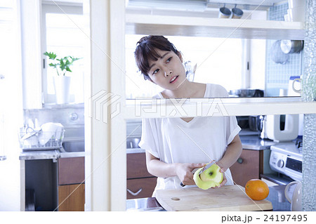 キッチン　女性　ポートレート　 24197495