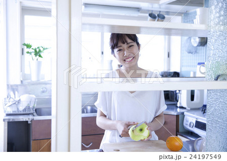 キッチン　女性　ポートレート　 24197549