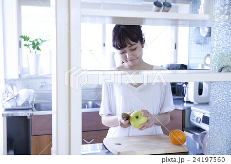 キッチン　女性　ポートレート　 24197560