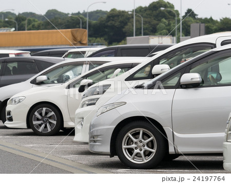 駐車場に並んだ乗用車 駐車場に並んだ乗用車 24197764