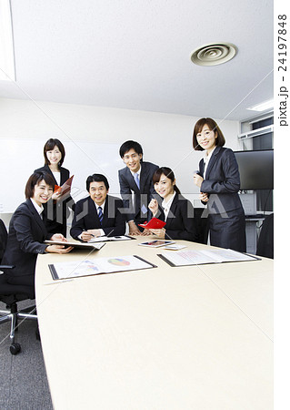 会議　ミーティング　打ち合わせ　女性　男性　オフィス　ビジネス 24197848