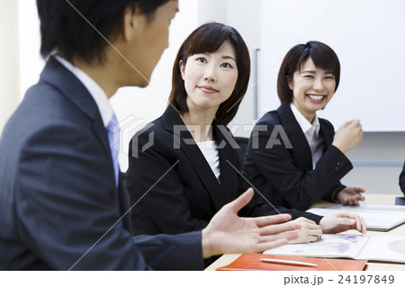 会議　ミーティング　打ち合わせ　女性　男性　オフィス　ビジネス 24197849