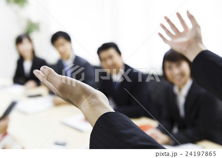 会議　ミーティング　打ち合わせ　女性　男性　オフィス　ビジネス 24197865