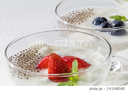 チアシードとヨーグルト　 Organic chia seeds 24198086