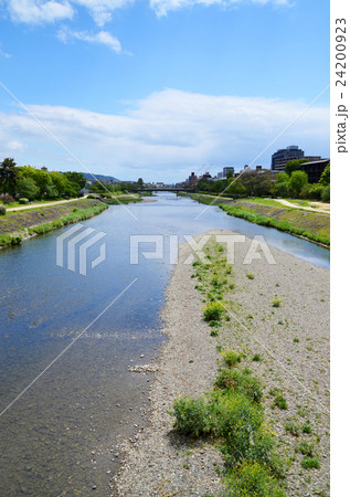 京都　鴨川の風景 24200923