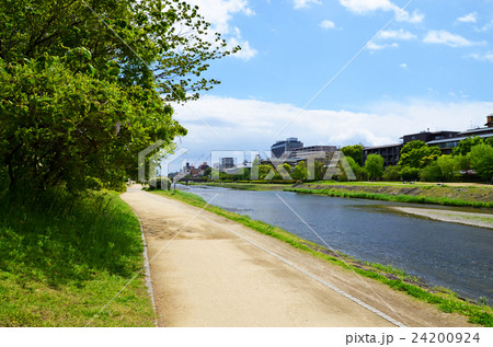 京都　鴨川の風景 24200924