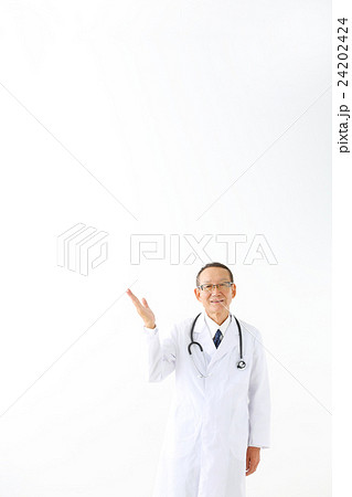 白衣の男性 24202424