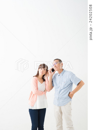 電話をする男性・女性 24202508