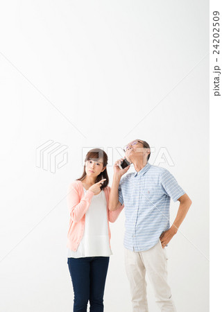 電話をする男性・女性 24202509