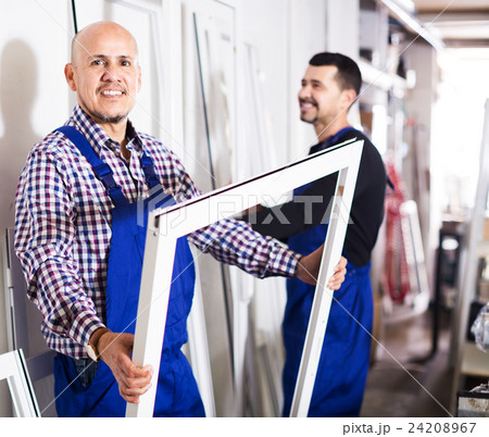 Workmen inspecting PVC manufacturing output 24208967
