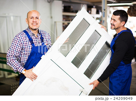 workers with finished PVC profiles 24209049