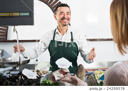 Seller and customer in fishery 24209576