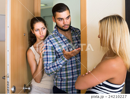 family couple having problems with drunk guest 24210227