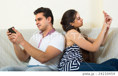 Spouses having relationships problems. 24210454