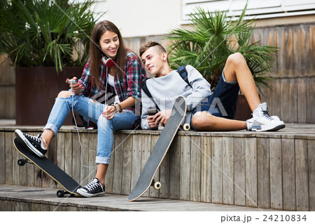 Teenagers with smarthphones 24210834