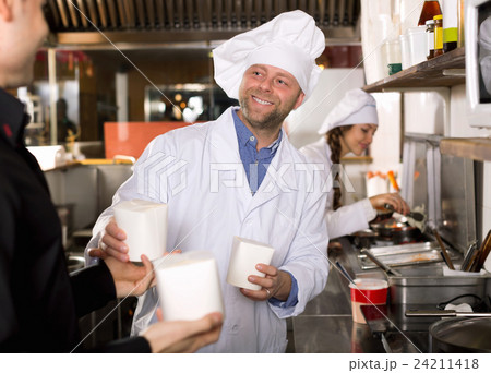 Customer buys fastfood Customer buys fastfood 24211418