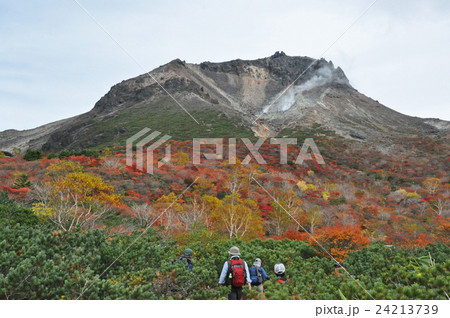 紅葉の那須岳とハイカー 24213739