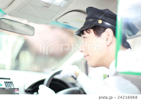 タクシー Taxi 男性 乗用車 サラリーマン 30代 会社員 営業車 ドライバー 運転手 制帽 の写真素材