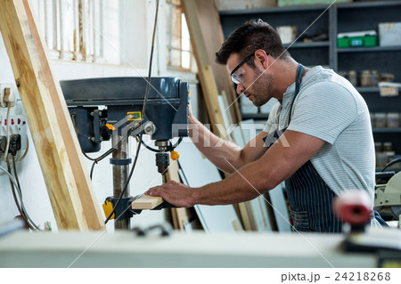 Carpenter using a drill 24218268