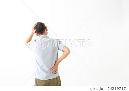 頭を抱える男性 の写真素材