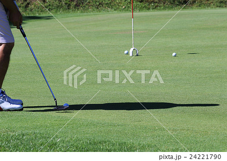プレイ前のパターの練習をする男性 24221790