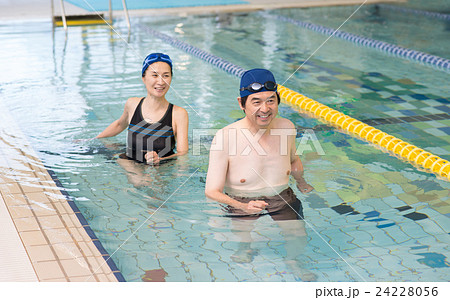 シニアカップル スポーツクラブイメージの写真素材