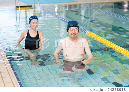 シニアカップル スポーツクラブイメージ シニアカップル スポーツクラブイメージ 24228058