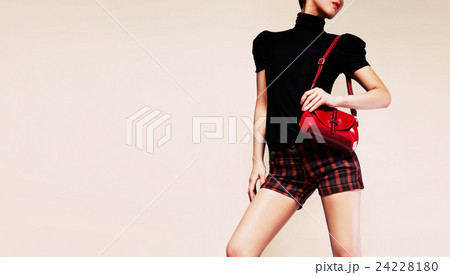 赤いハンドバッグとショートパンツの女性。ファッションイメージ 赤いハンドバッグとショートパンツの女性。ファッションイメージ 24228180