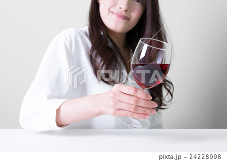 ワインで乾杯 24228998