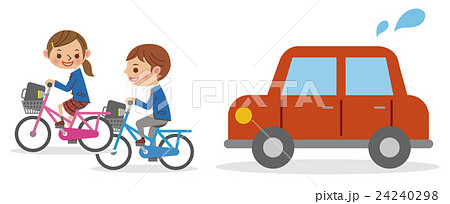 自転車で並走する男女学生と迷惑する自動車 24240298