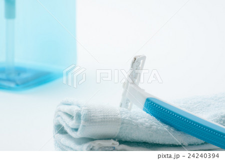 男性も女性もシェーバーでムダ毛を処理する時代に 24240394