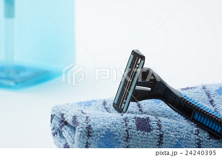 男性も女性もシェーバーでムダ毛を処理する時代に 男性も女性もシェーバーでムダ毛を処理する時代に 24240395