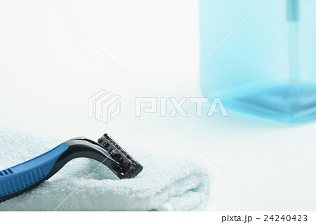 男性も女性もシェーバーでムダ毛を処理する時代に 男性も女性もシェーバーでムダ毛を処理する時代に 24240423