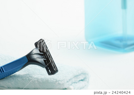 男性も女性もシェーバーでムダ毛を処理する時代に 24240424