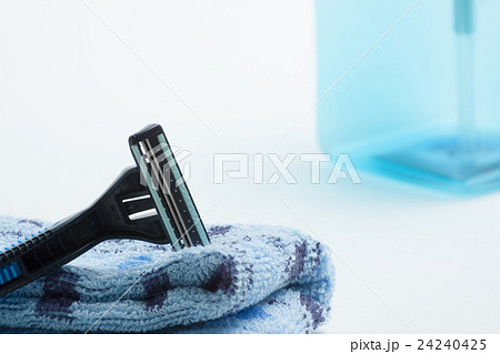 男性も女性もシェーバーでムダ毛を処理する時代に 24240425