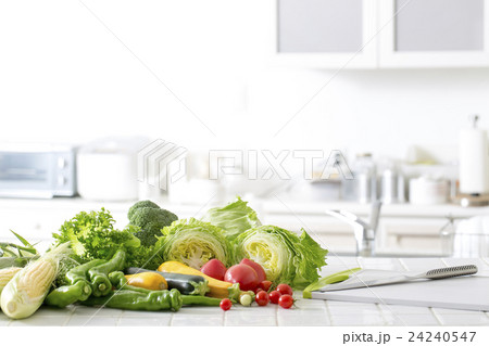 キッチンの野菜 24240547
