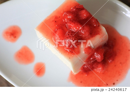 自家製いちごソースをかけた手作りヨーグルトゼリー 24240617