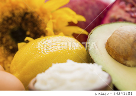 Sunflower and fresh lemon with avocado 24241201