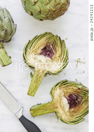 Overhead view of halved artichoke 24241213