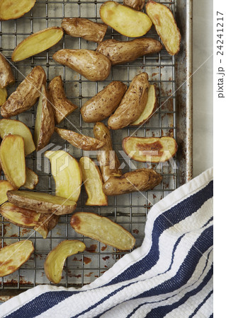 Overhead view of roasted potatoes 24241217