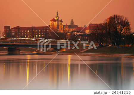 Poland, Lesser Poland, Krakow, Wawel Castle at sunrise 24241219