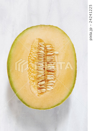 Overhead view of halved melon 24241225